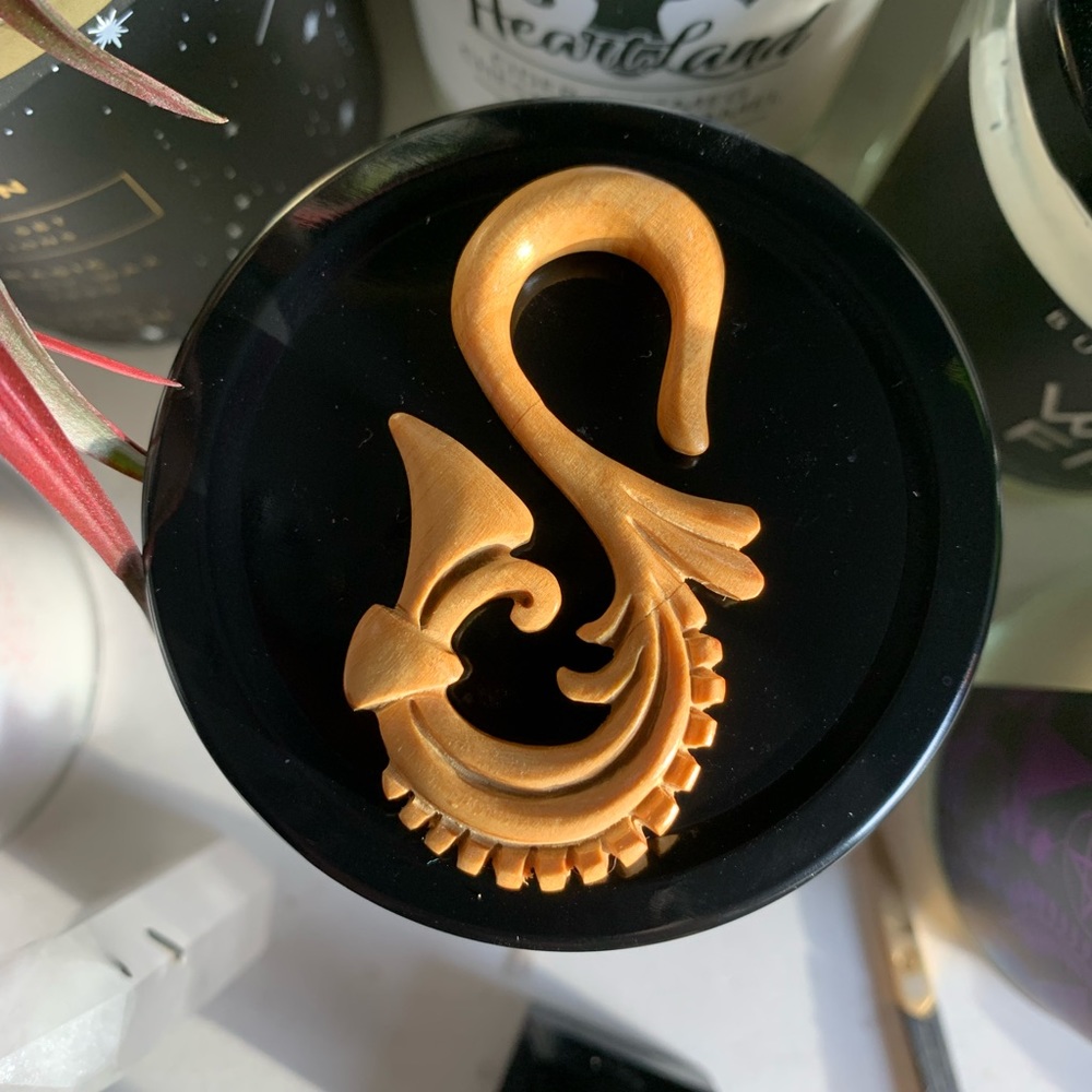 Abaraka 2g hand carved tewel wood “Flourish” hanging earrings - Picture 2 of 3